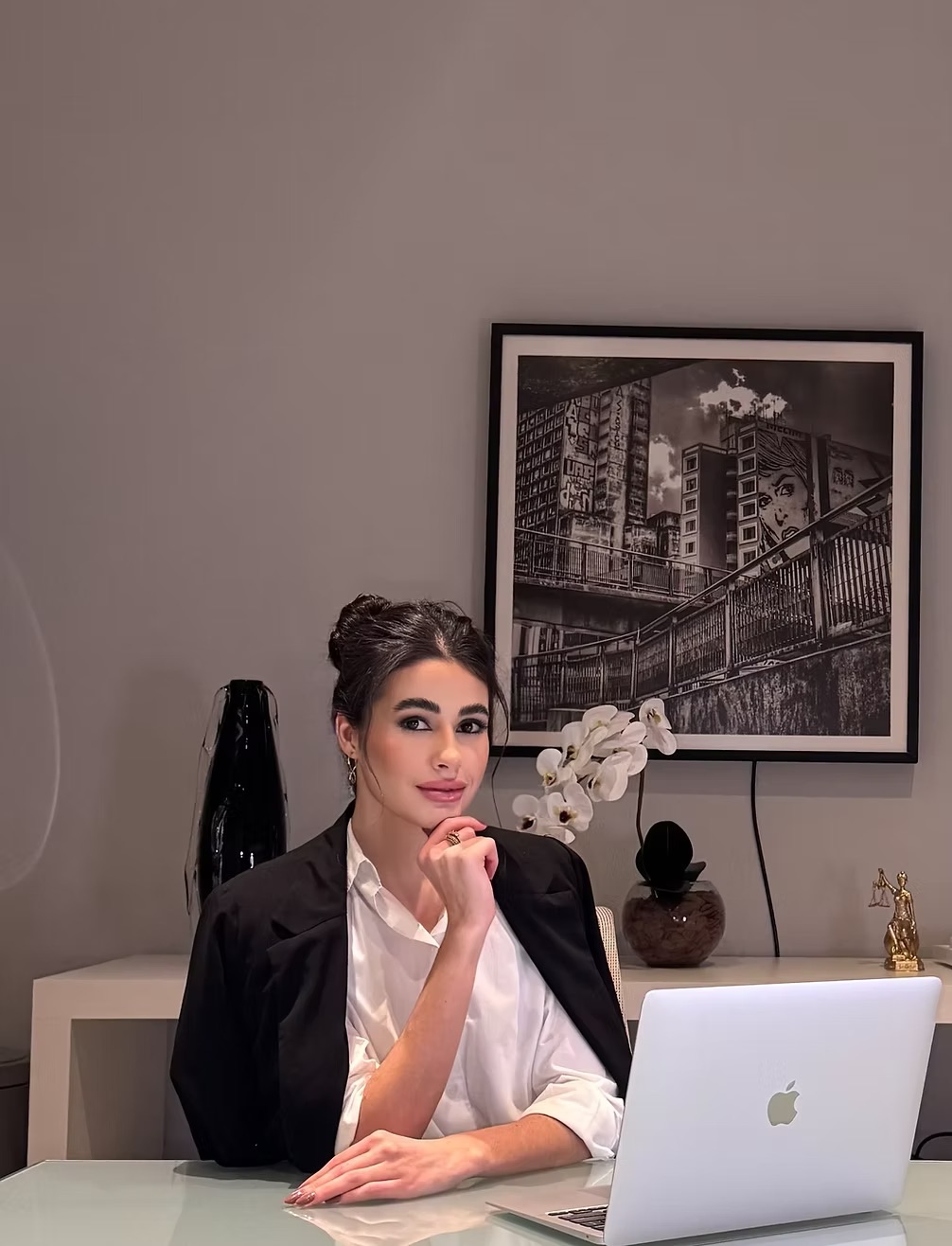 Foto da Dra. Grazielly Pereira em seu escritório